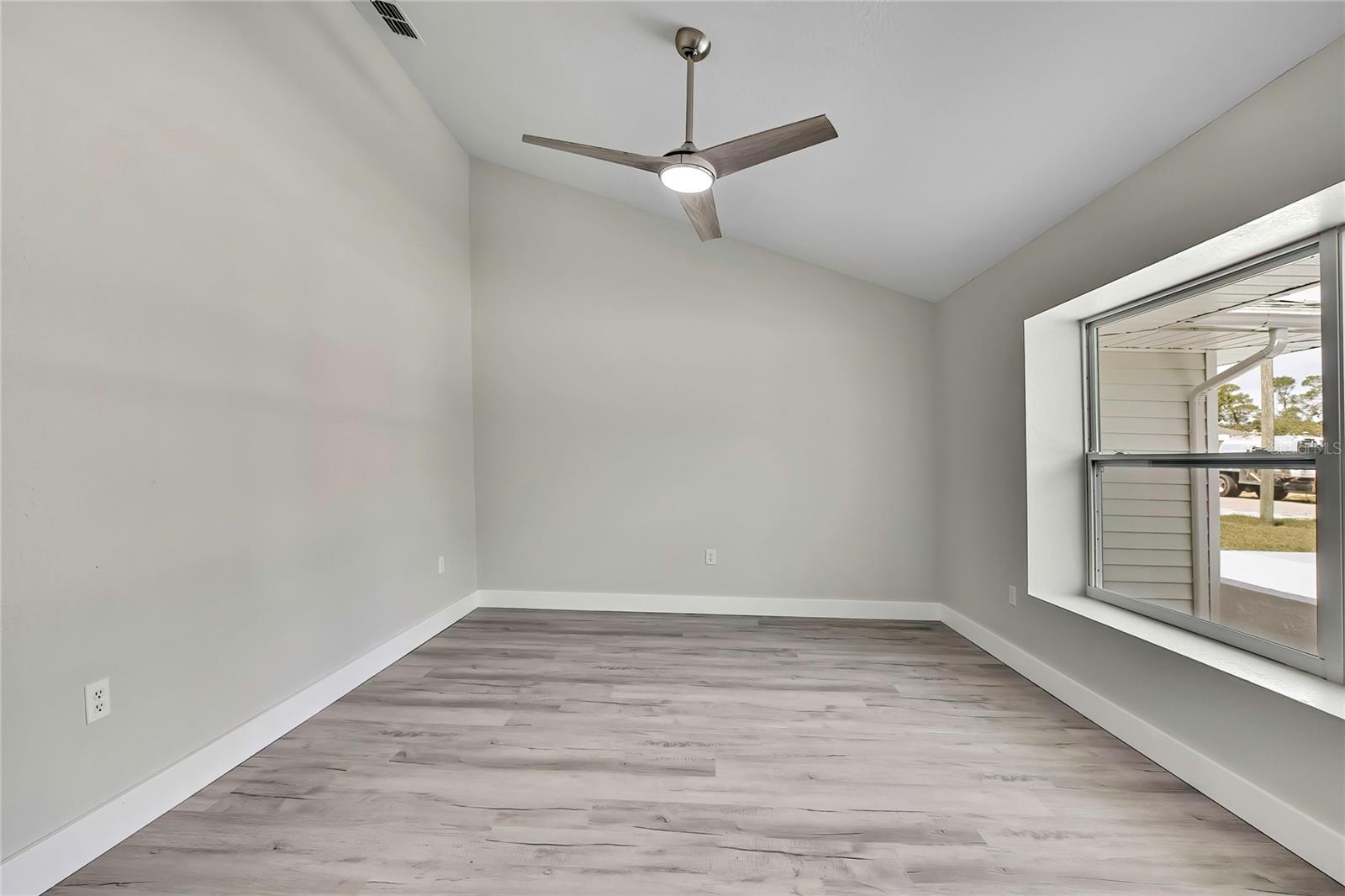 Listing photo id 4 for 4360 Talco Avenue