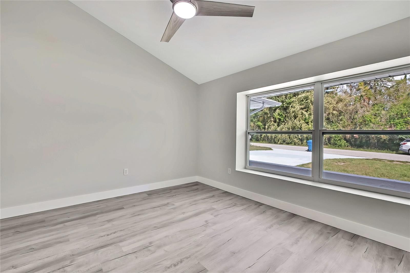Listing photo id 5 for 4360 Talco Avenue