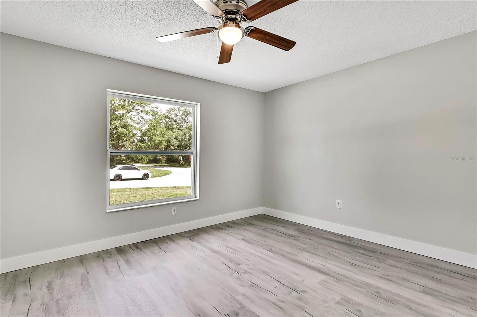 Listing photo id 7 for 4360 Talco Avenue