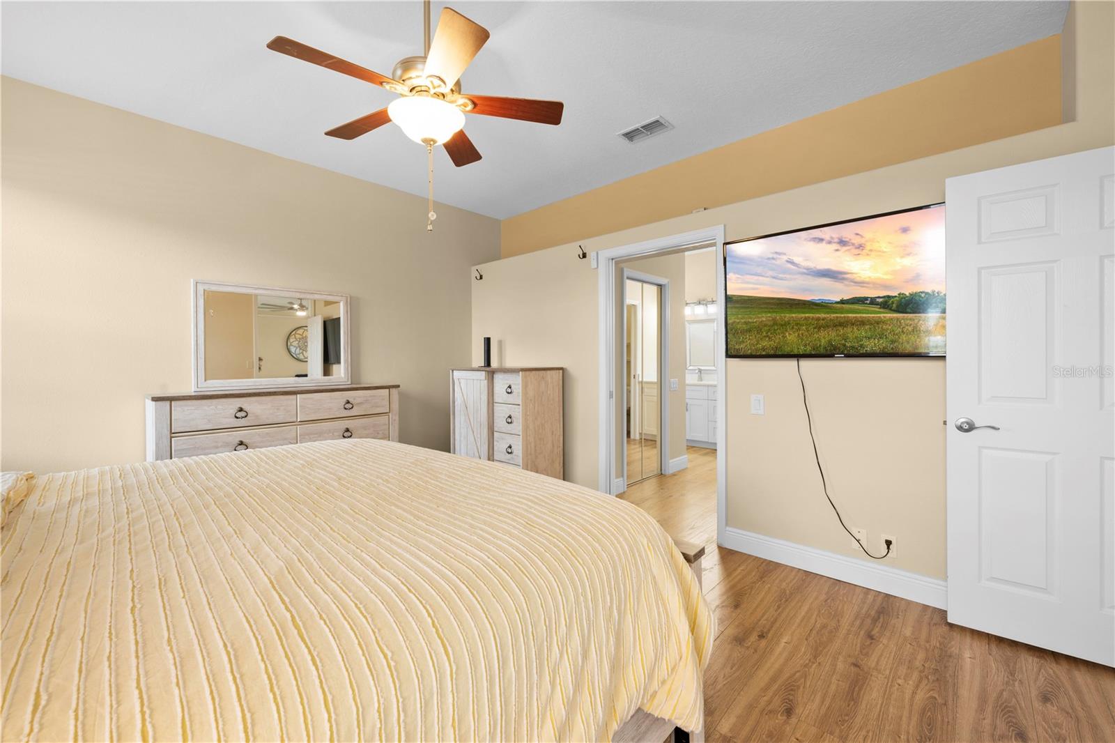 Listing photo id 20 for 15004 Middle Fairway Drive
