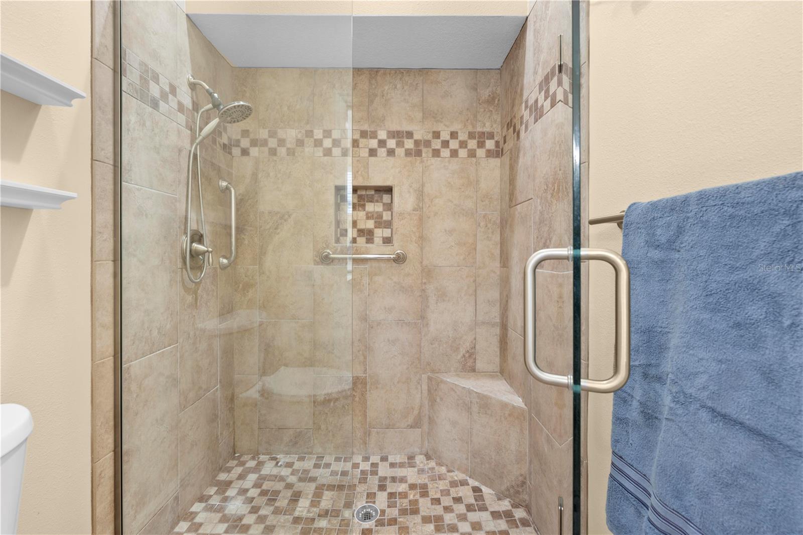 Listing photo id 25 for 15004 Middle Fairway Drive