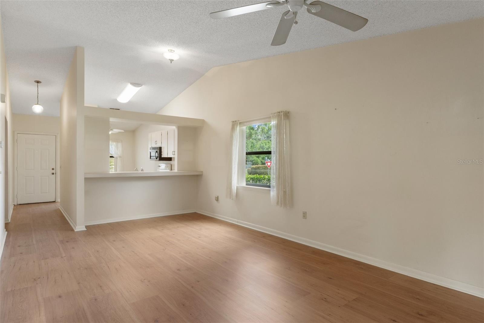 Listing photo id 9 for 582 Whispering Pines Boulevard