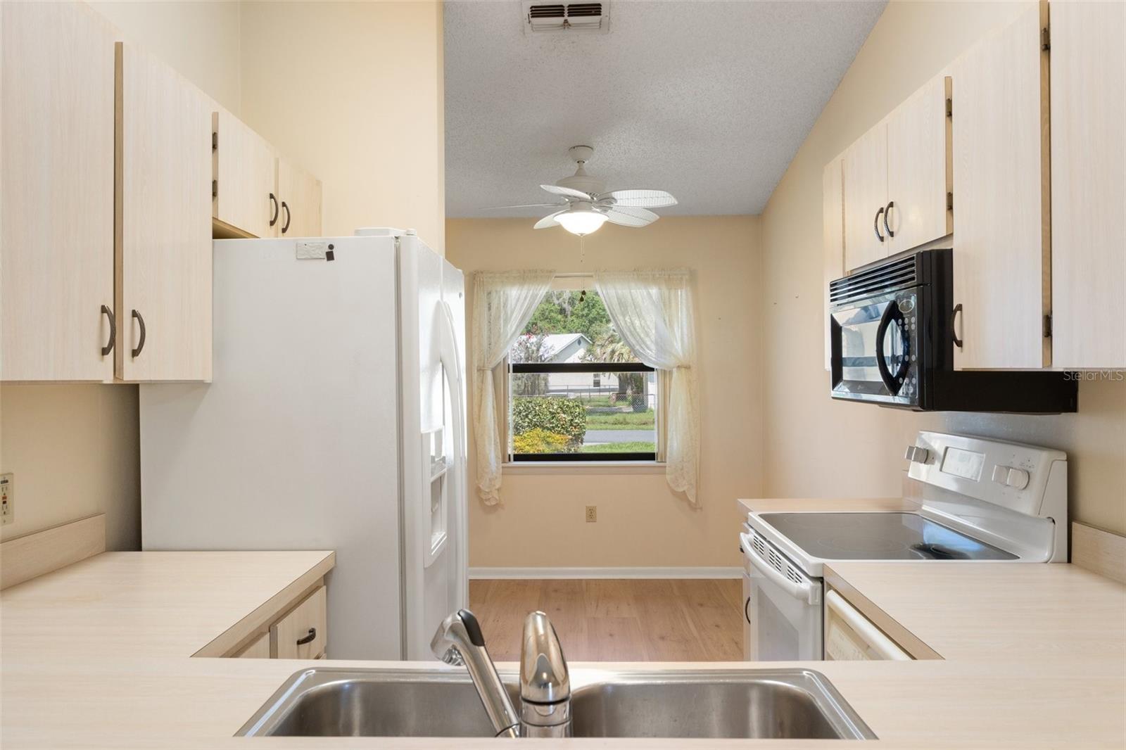 Listing photo id 11 for 582 Whispering Pines Boulevard