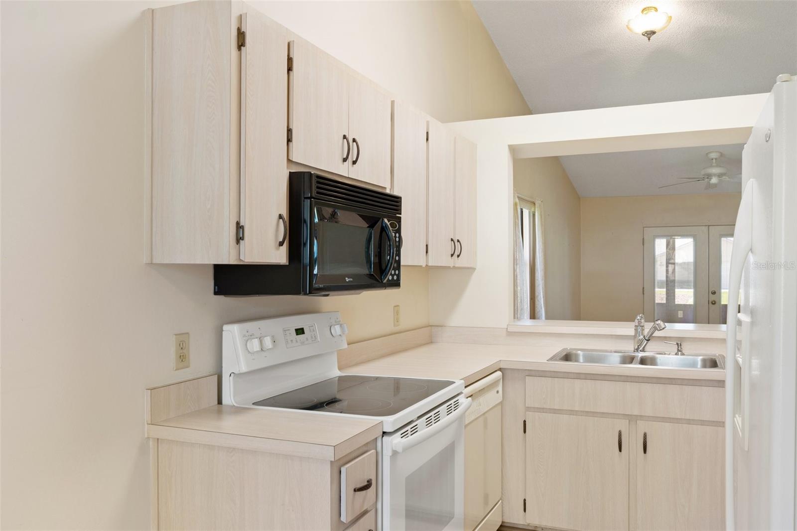 Listing photo id 12 for 582 Whispering Pines Boulevard