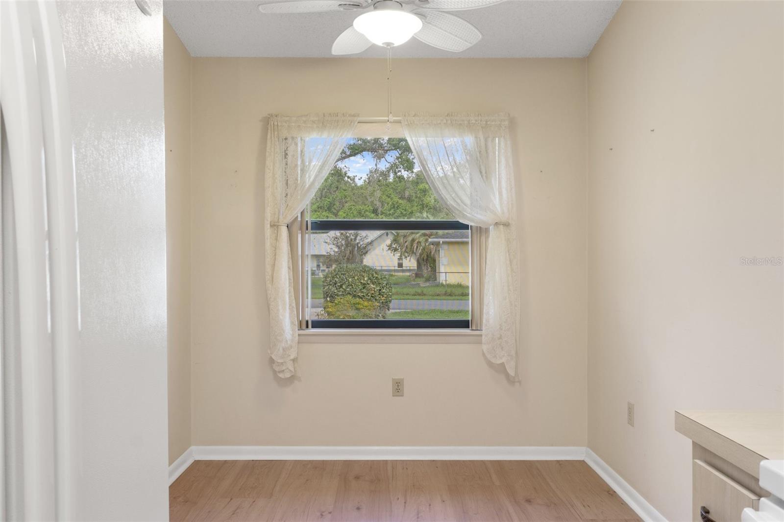 Listing photo id 14 for 582 Whispering Pines Boulevard