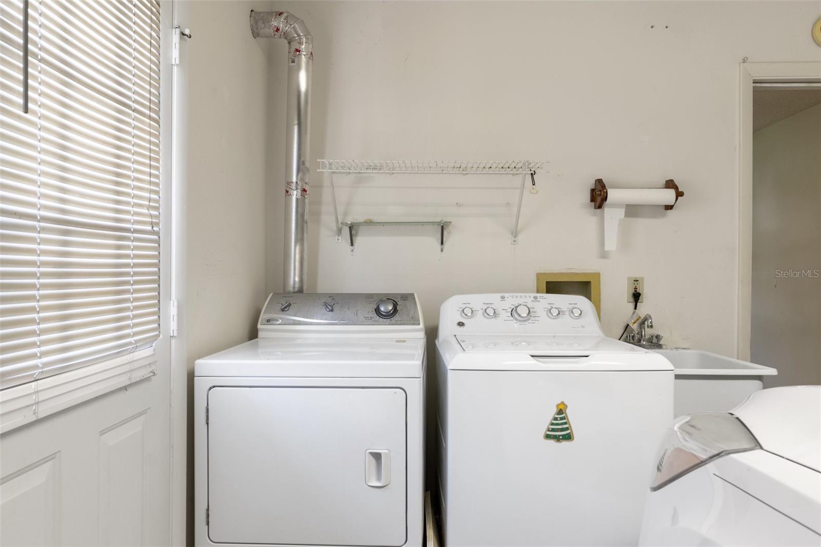 Listing photo id 22 for 582 Whispering Pines Boulevard