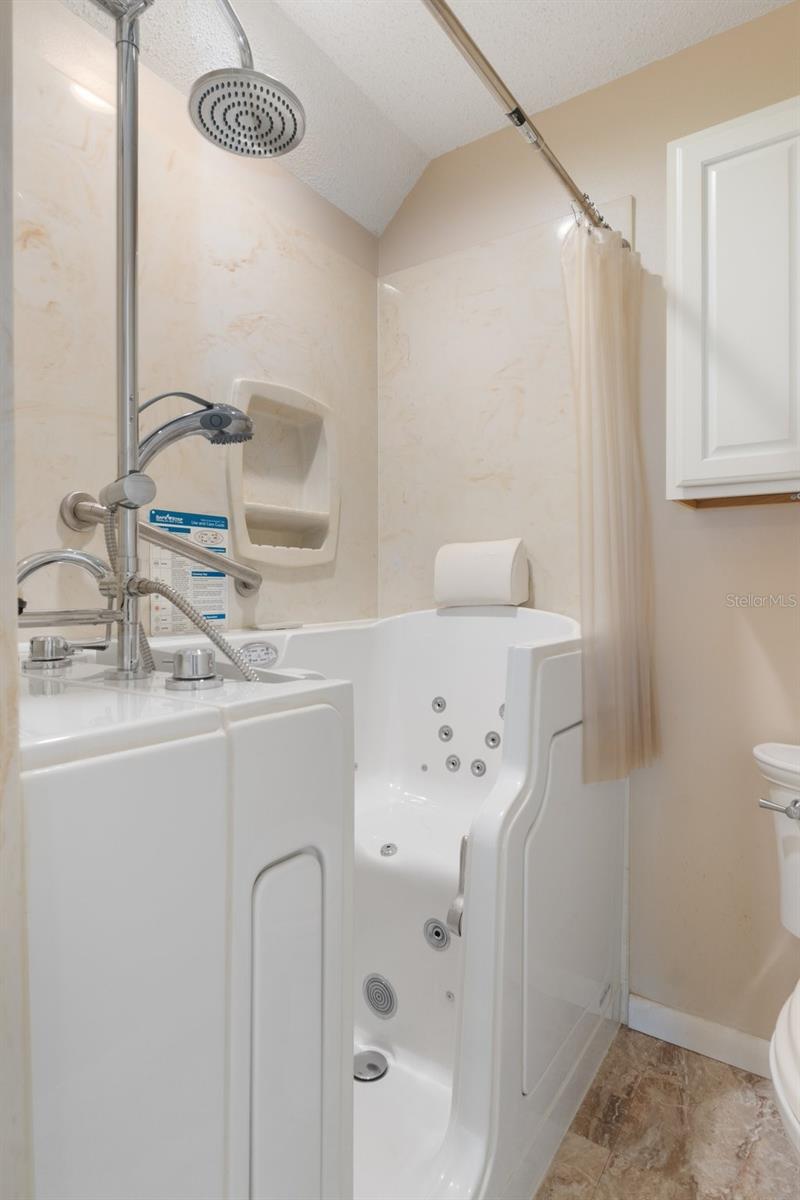 Listing photo id 6 for 582 Whispering Pines Boulevard
