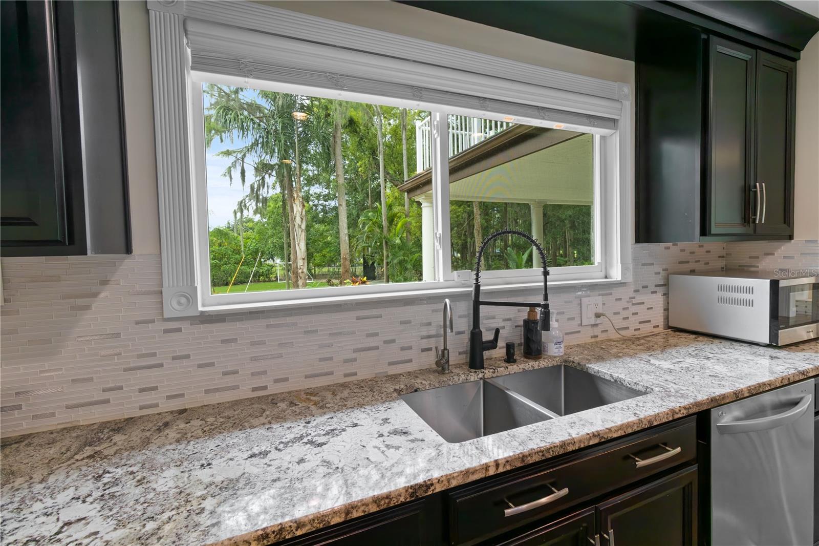 Listing photo id 15 for 2202 Amity Court