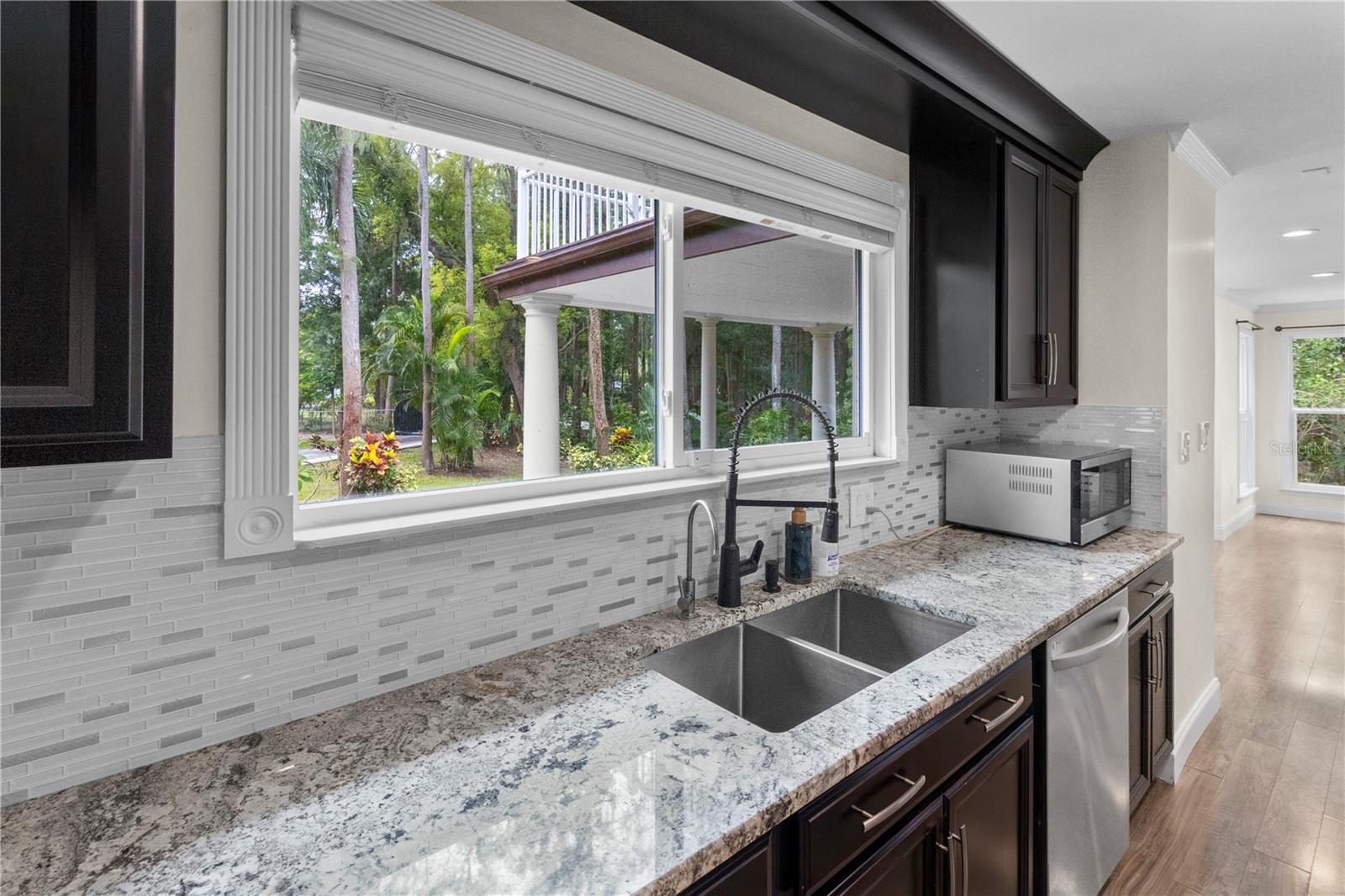 Listing photo id 16 for 2202 Amity Court