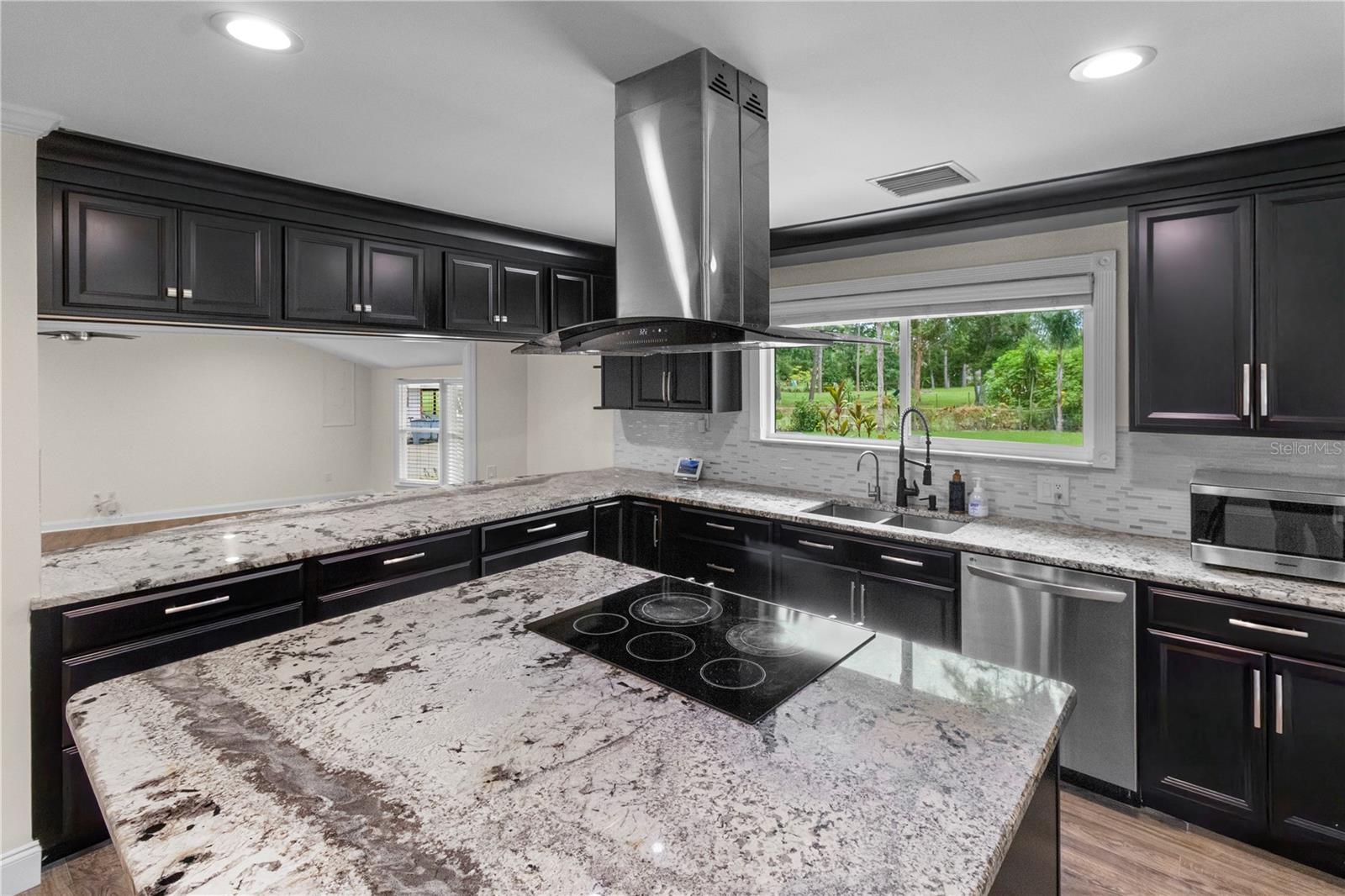 Listing photo id 18 for 2202 Amity Court