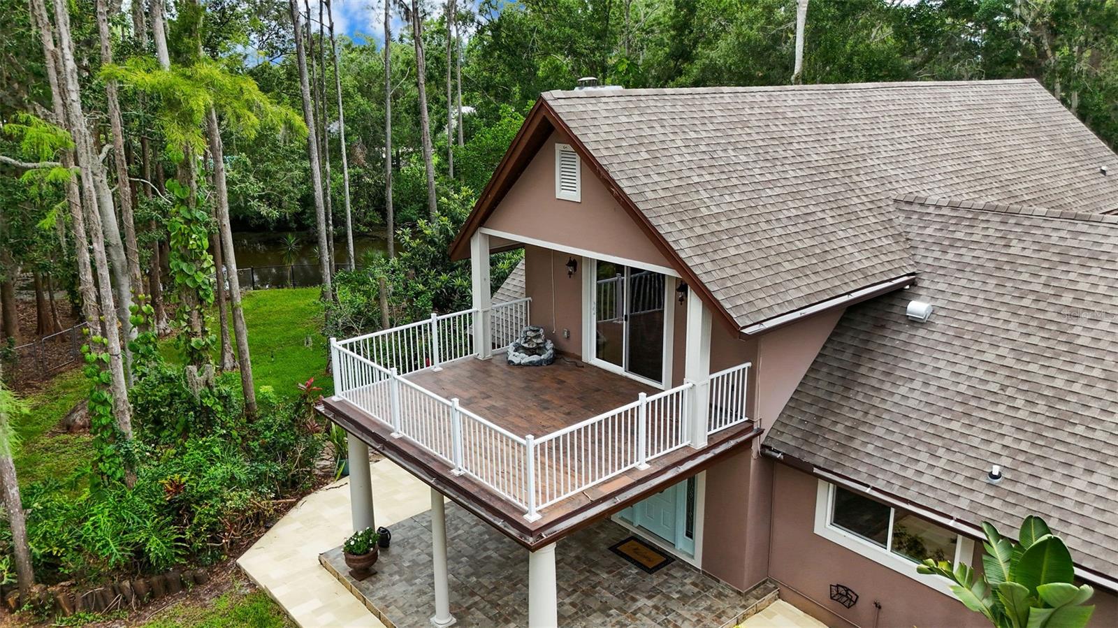 Listing photo id 1 for 2202 Amity Court