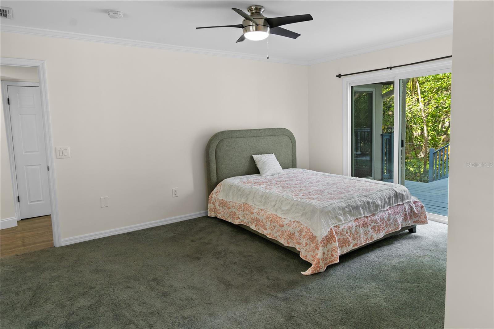 Listing photo id 32 for 2202 Amity Court