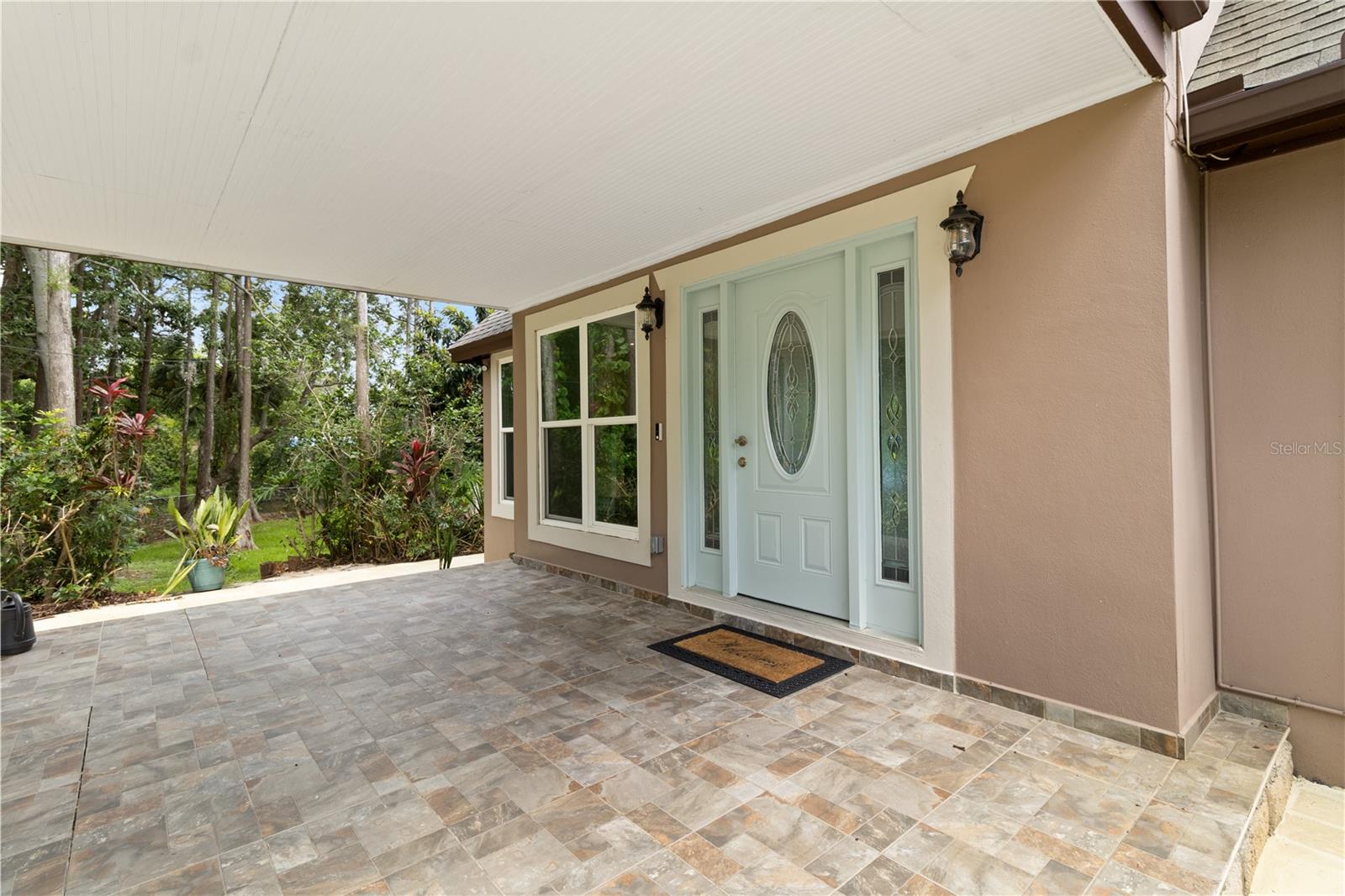 Listing photo id 2 for 2202 Amity Court