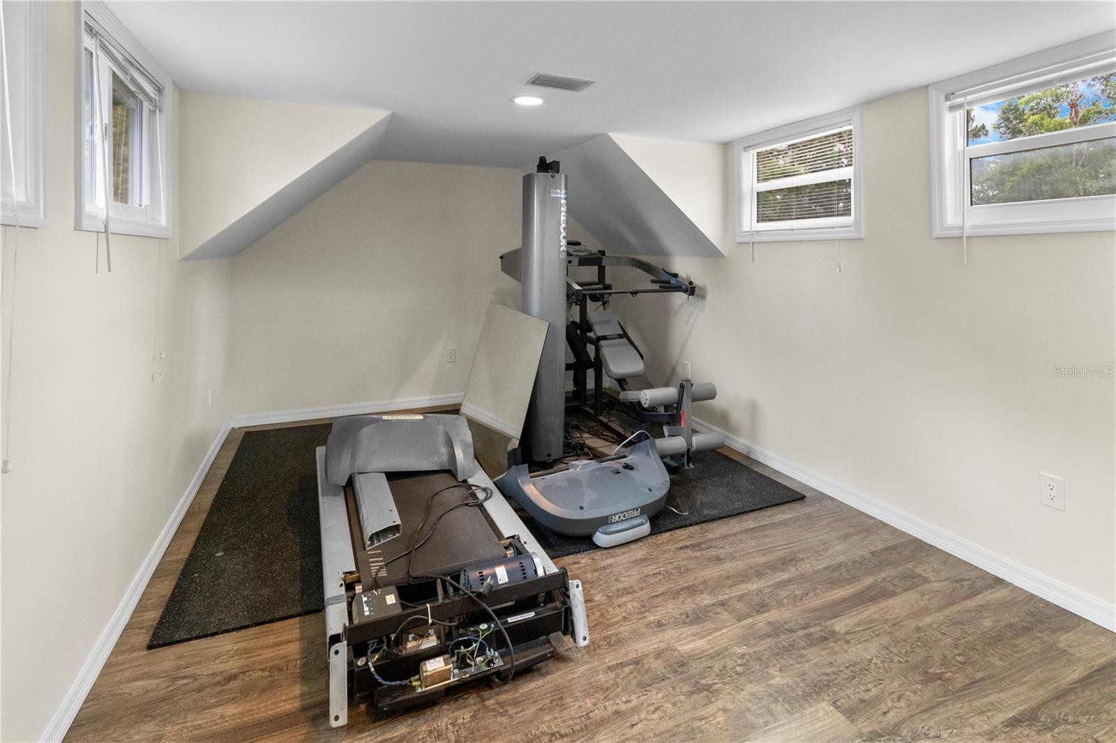 Listing photo id 46 for 2202 Amity Court