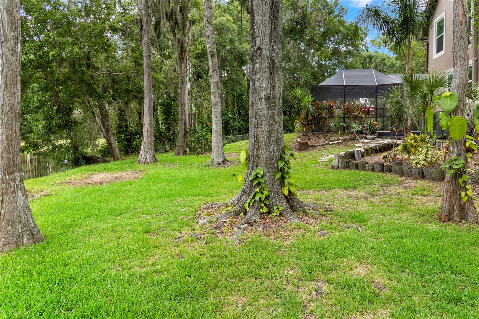 Listing photo id 54 for 2202 Amity Court