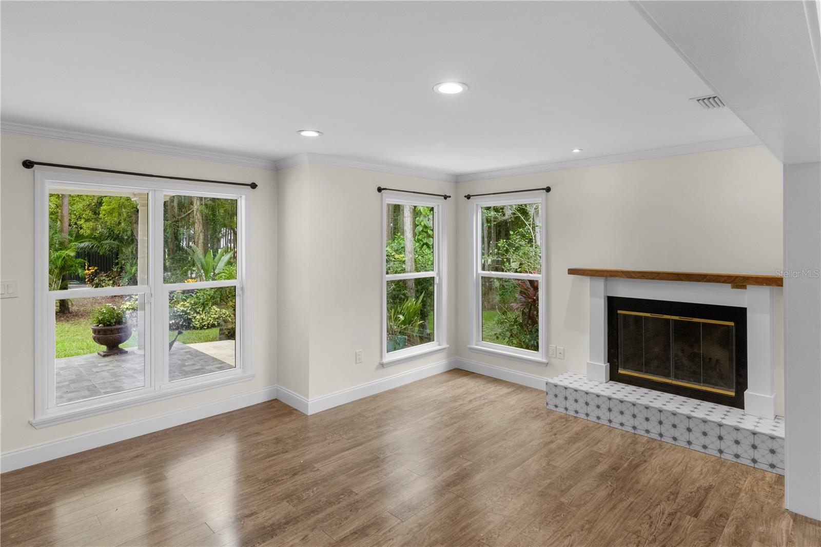 Listing photo id 6 for 2202 Amity Court
