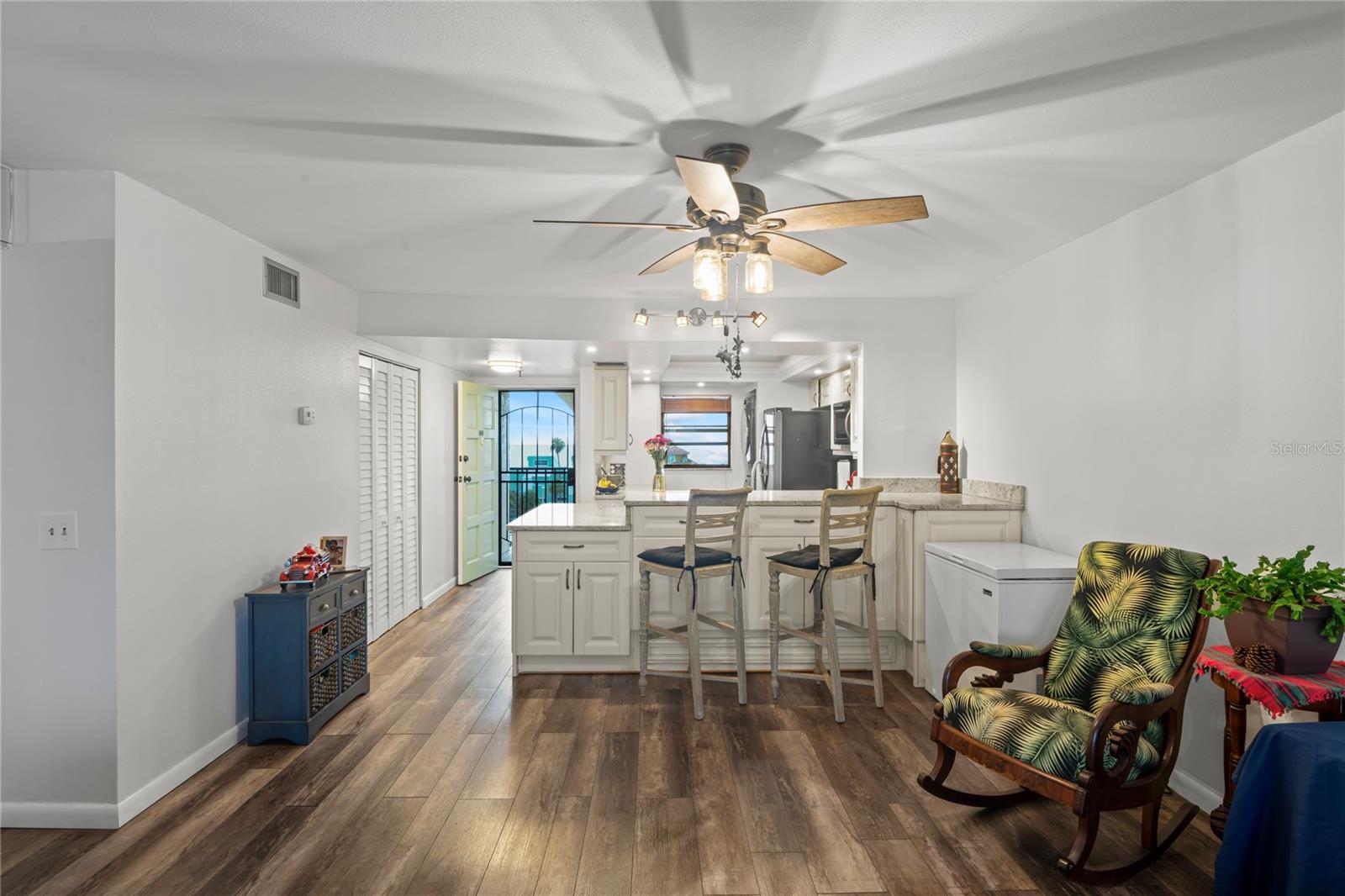 Image 12 of 70 For 19531 Gulf Boulevard 611