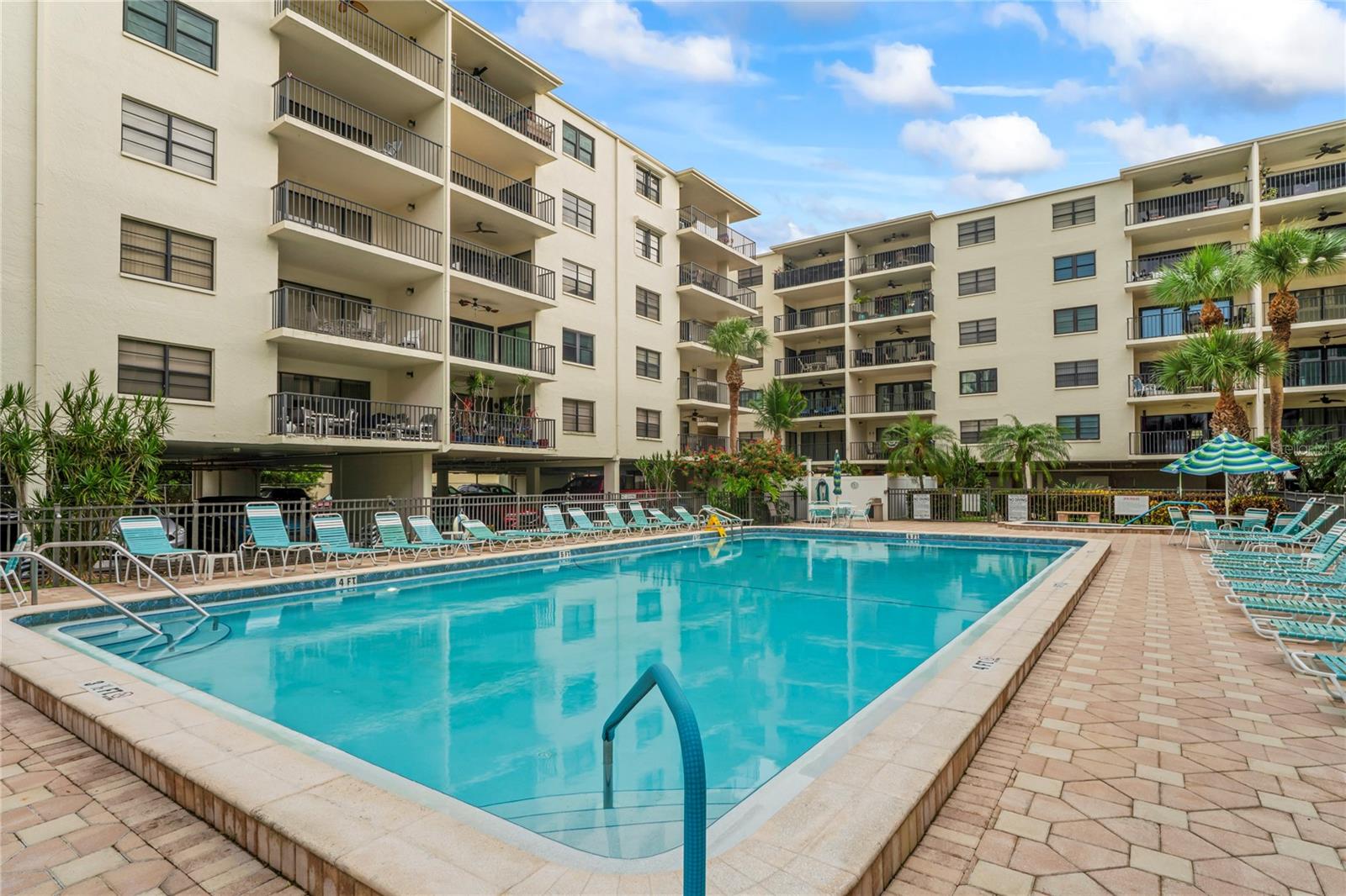 Image 38 of 70 For 19531 Gulf Boulevard 611