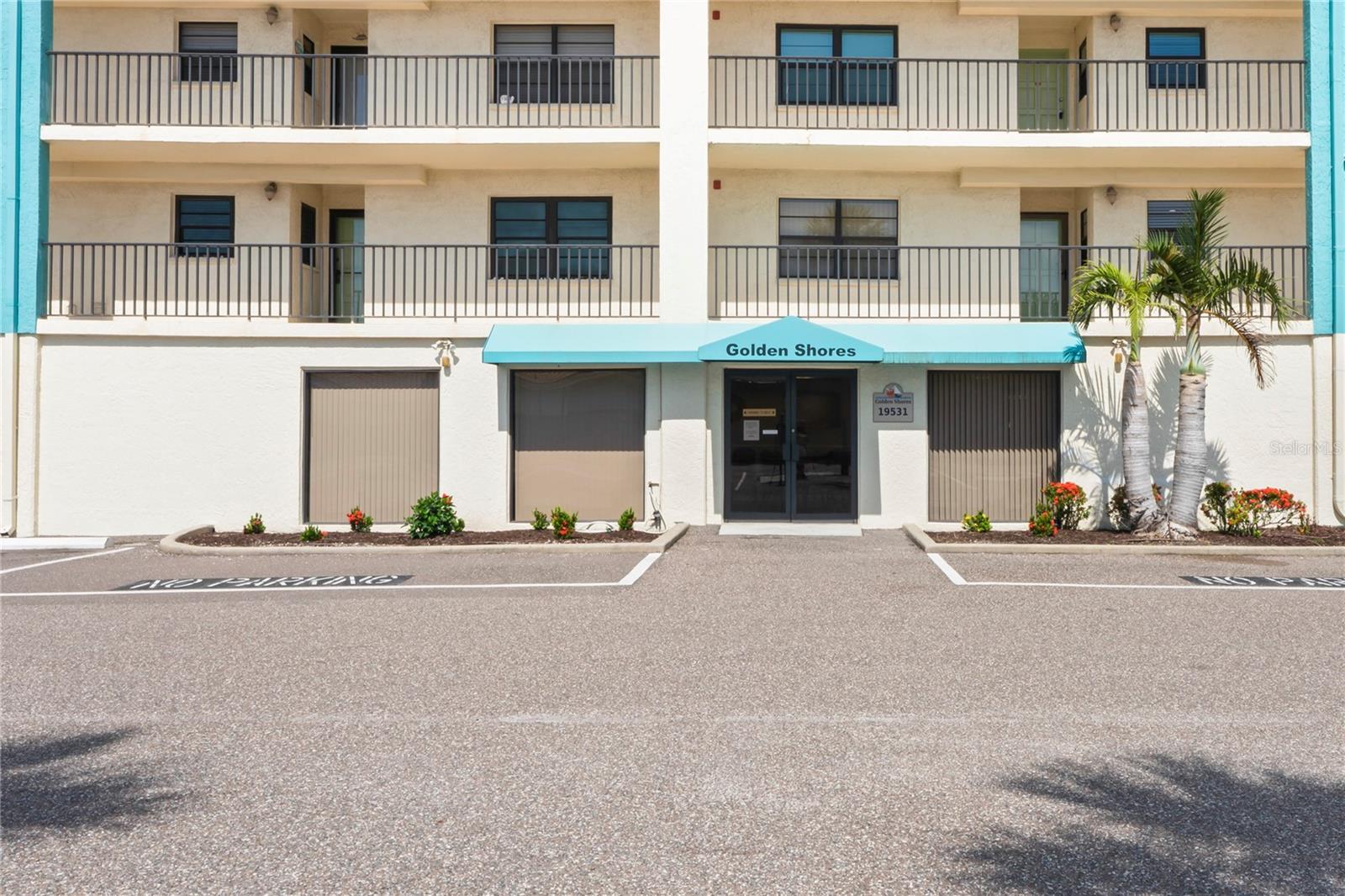 Image 4 of 70 For 19531 Gulf Boulevard 611