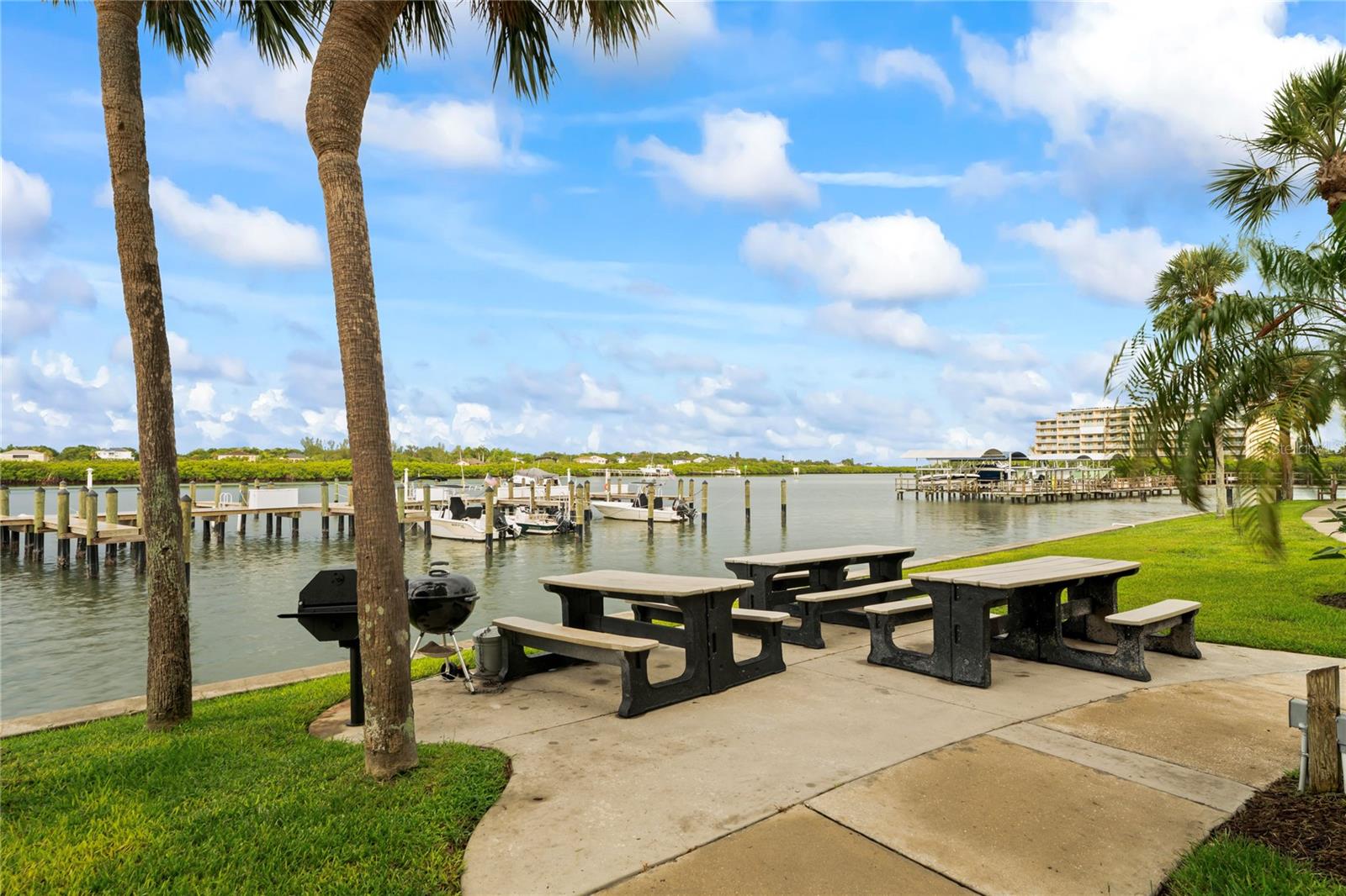 Image 42 of 70 For 19531 Gulf Boulevard 611