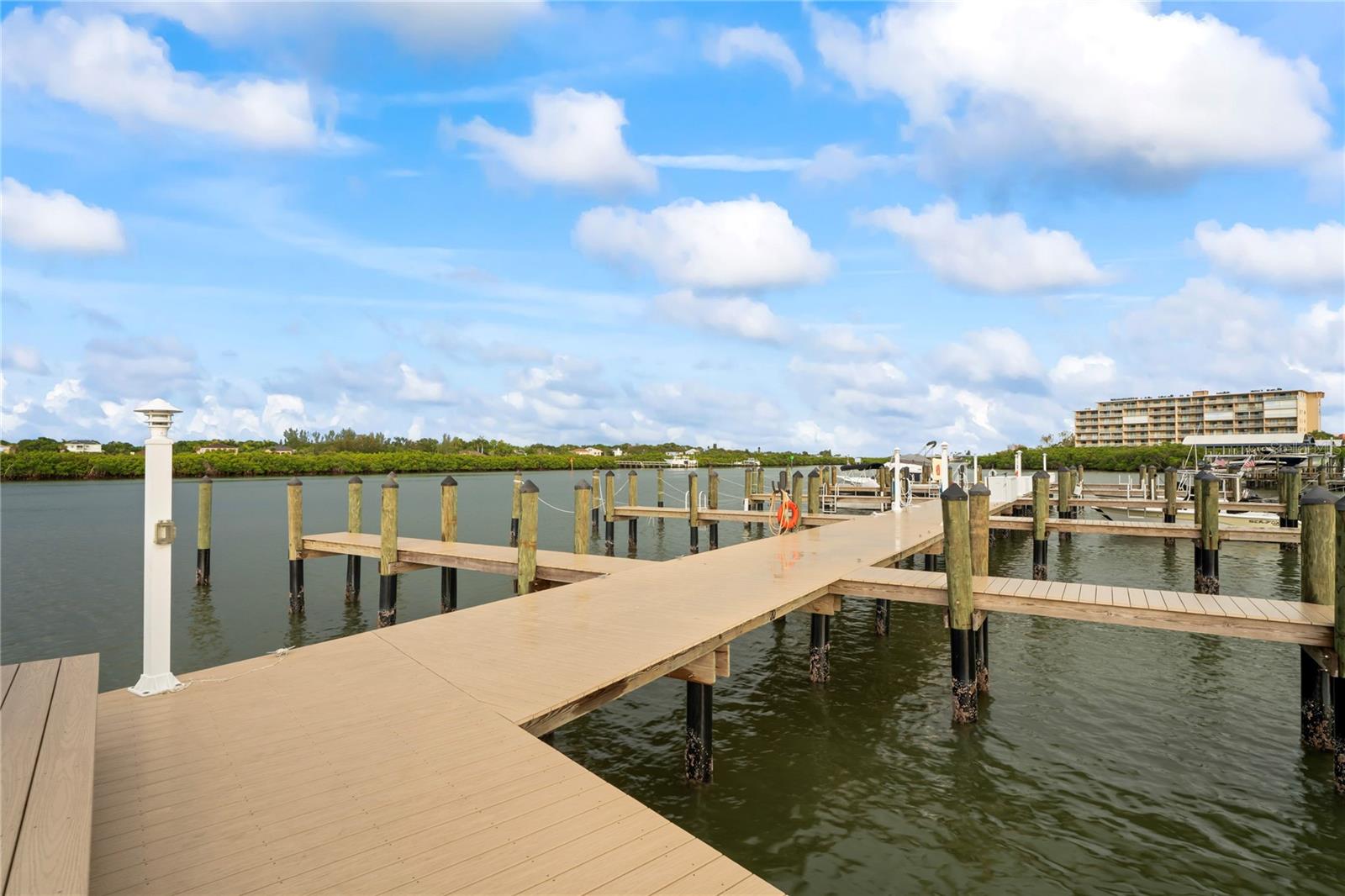 Image 45 of 70 For 19531 Gulf Boulevard 611
