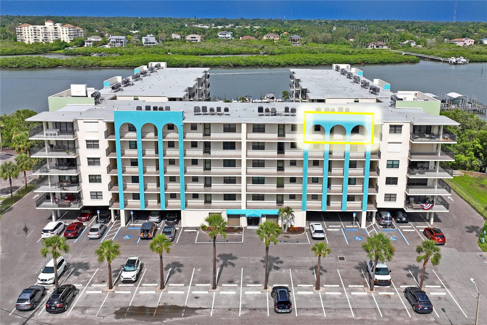 Image 53 of 70 For 19531 Gulf Boulevard 611