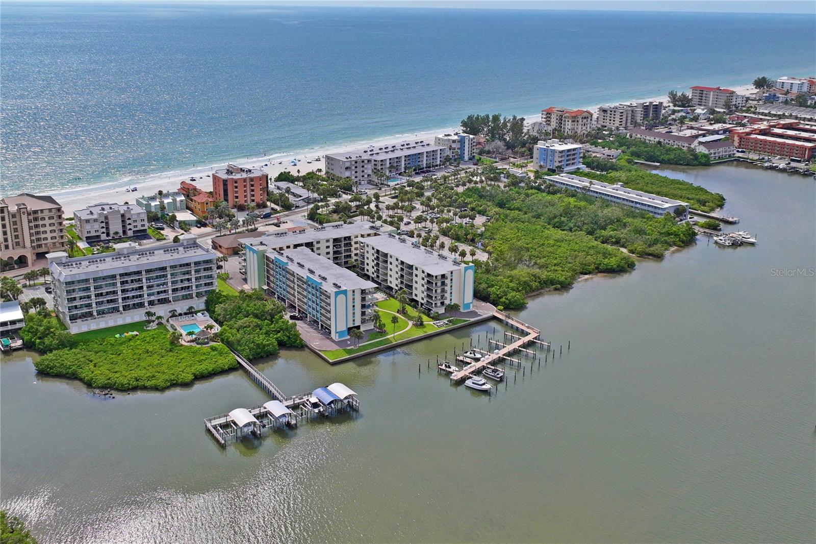Image 61 of 70 For 19531 Gulf Boulevard 611