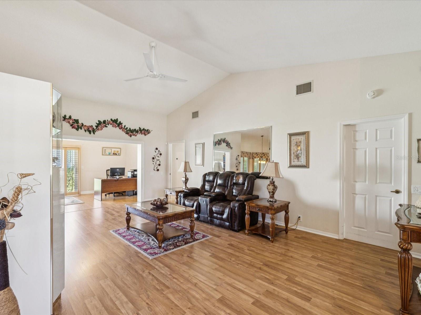 Listing photo id 9 for 8401 Pavilion Drive