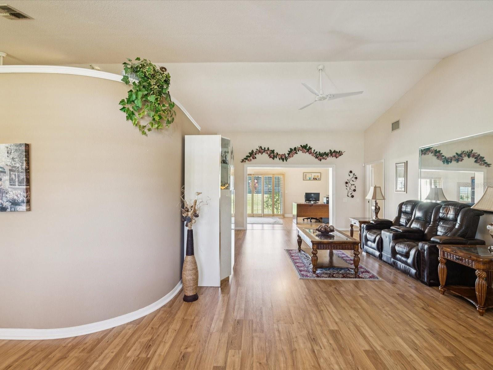 Listing photo id 7 for 8401 Pavilion Drive