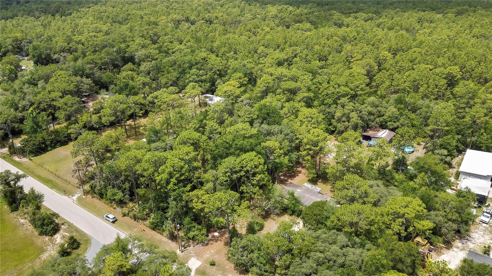 Listing photo id 7 for 1672 Colonial Avenue