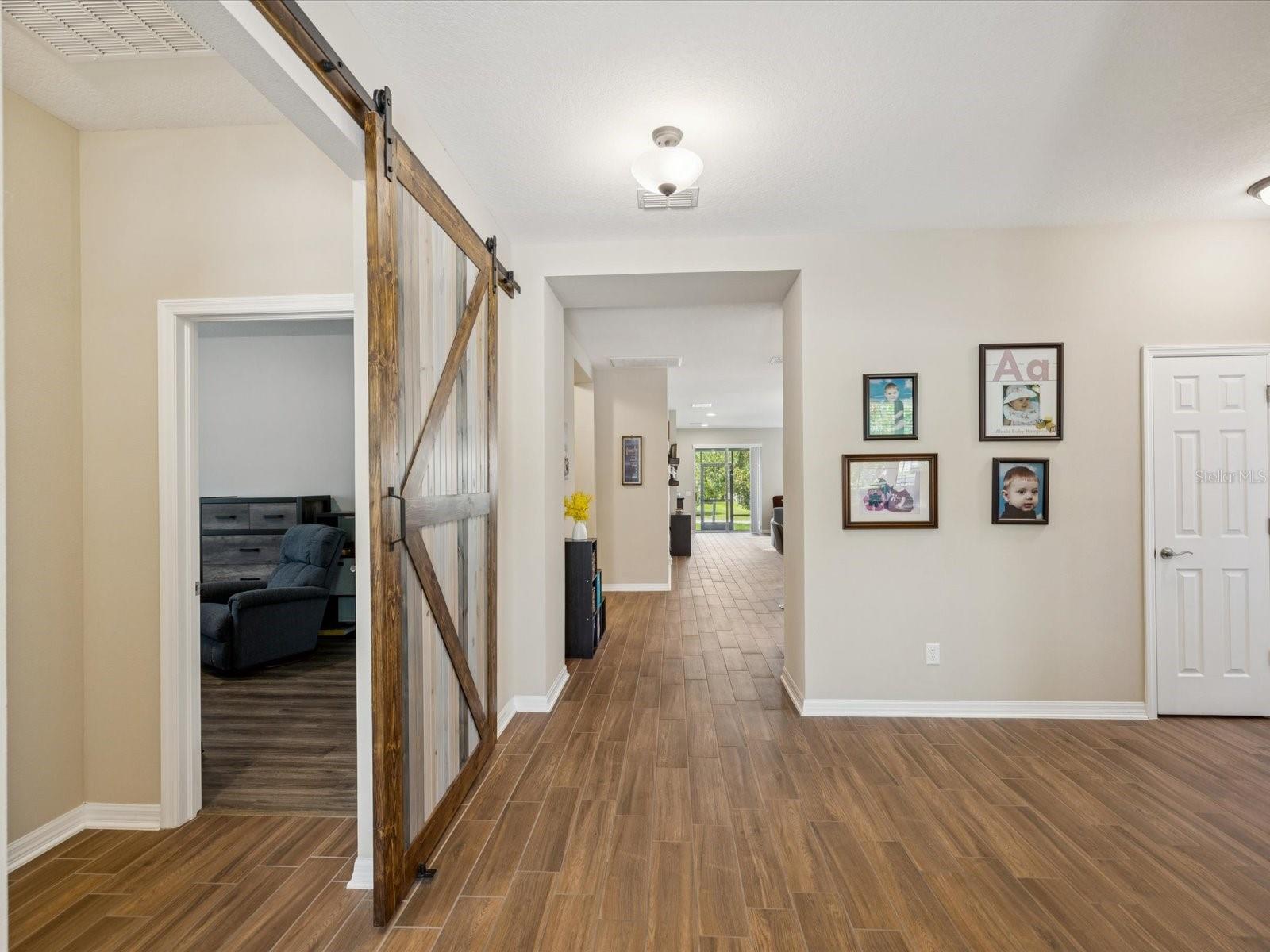 Listing photo id 17 for 3897 Villamore Lane