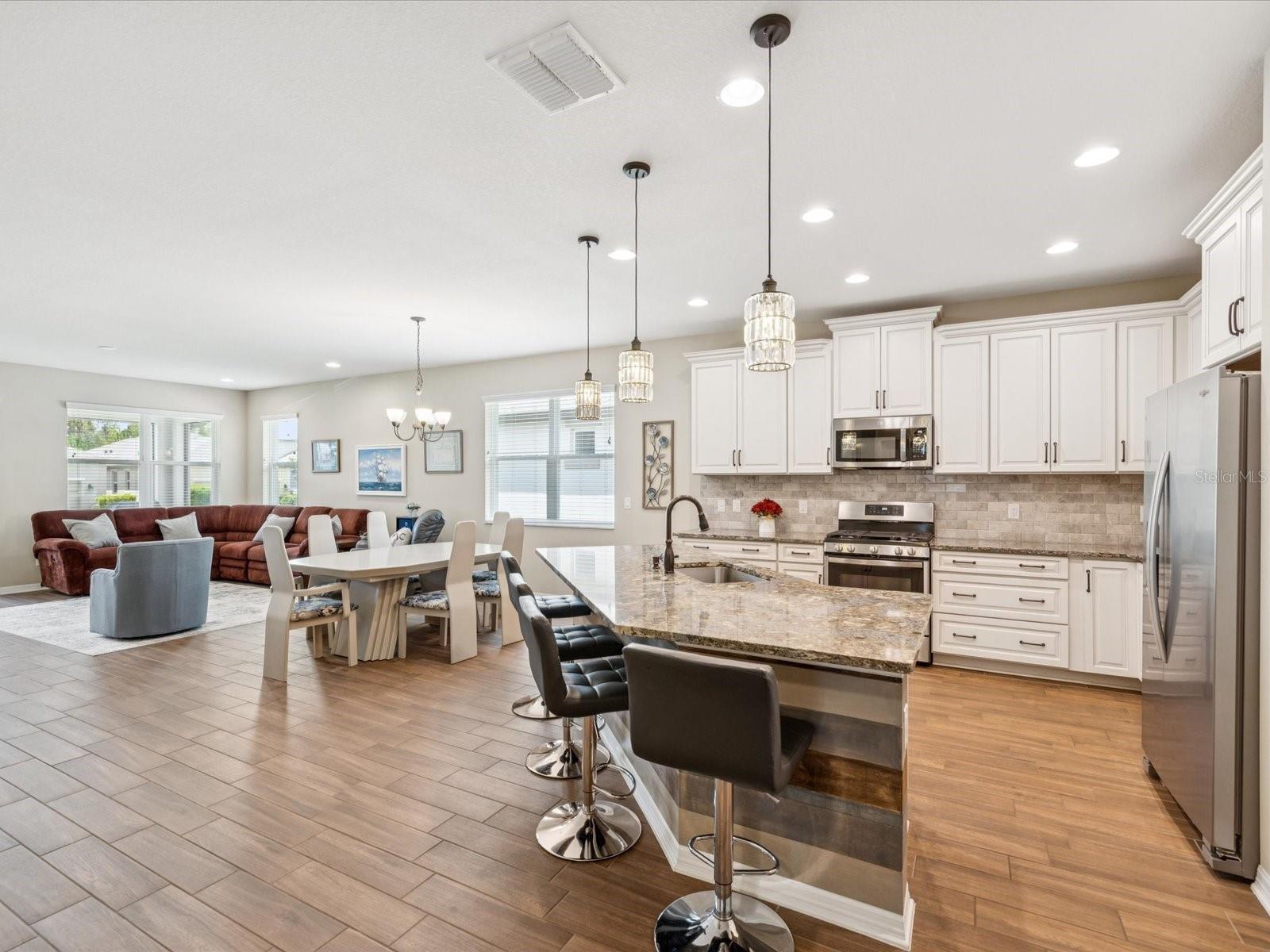 Listing photo id 0 for 3897 Villamore Lane