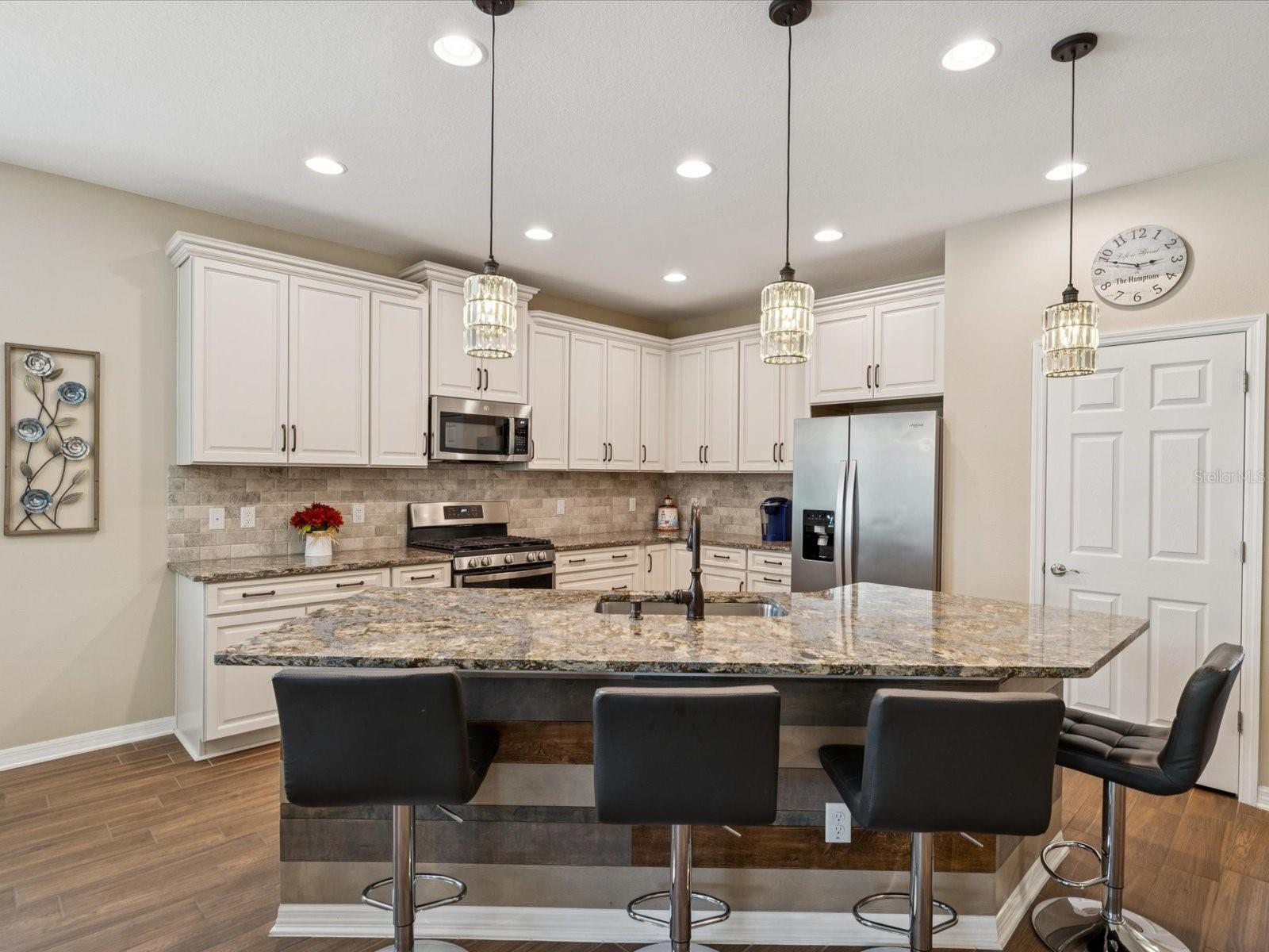 Listing photo id 1 for 3897 Villamore Lane