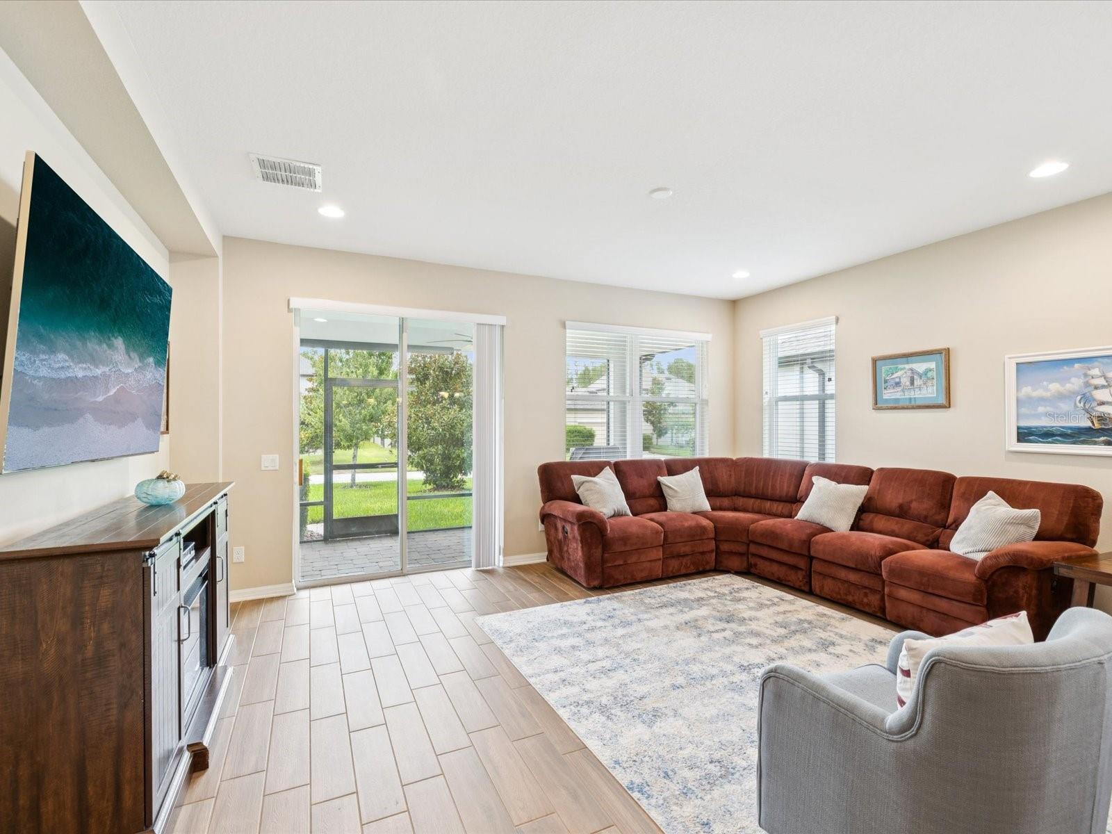 Listing photo id 2 for 3897 Villamore Lane