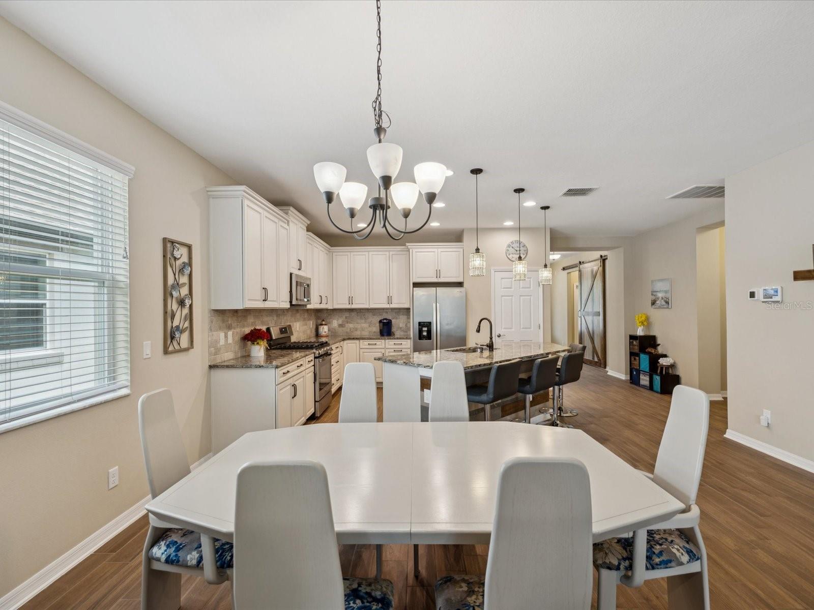 Listing photo id 4 for 3897 Villamore Lane