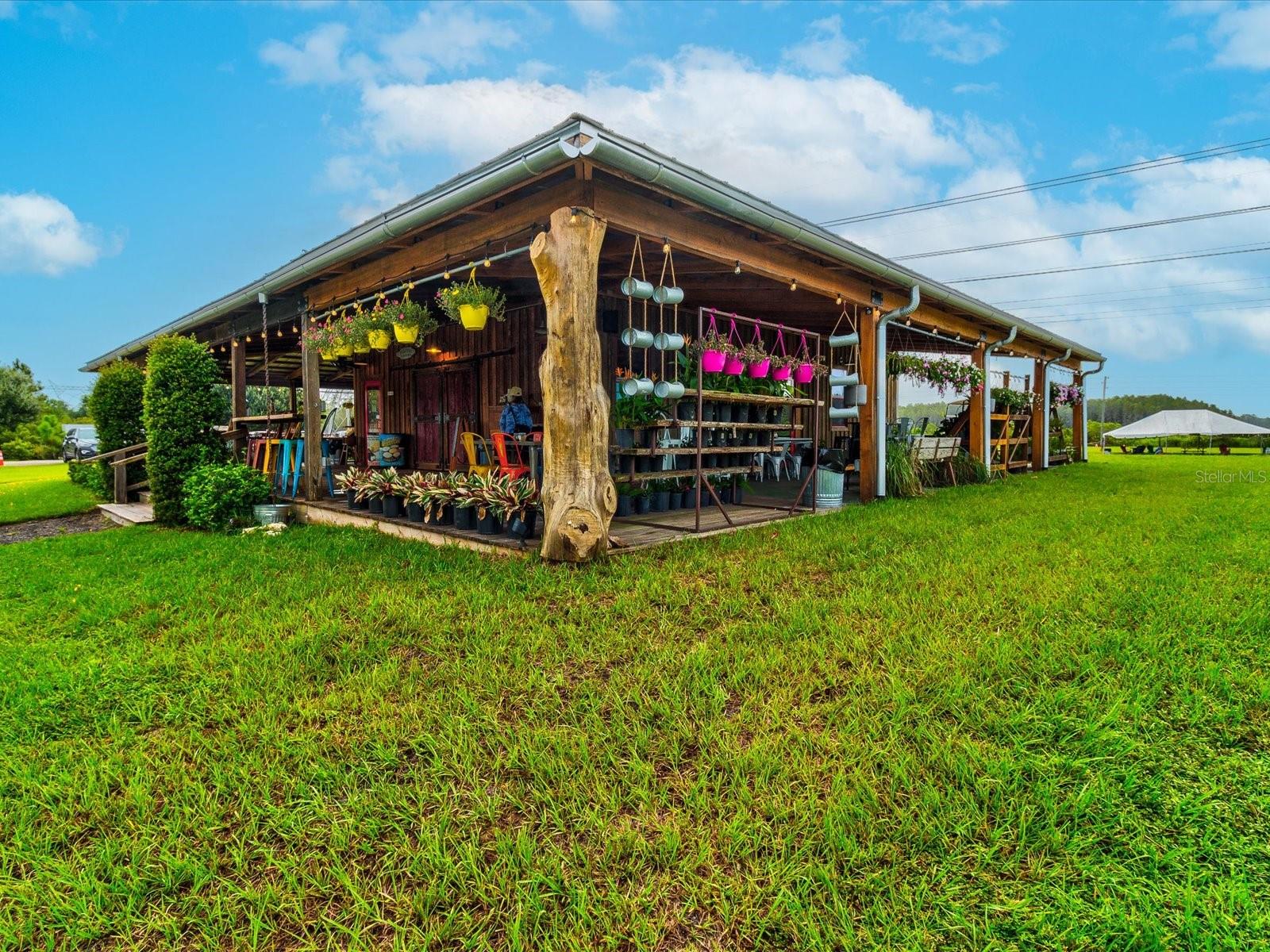 Listing photo id 91 for 3897 Villamore Lane
