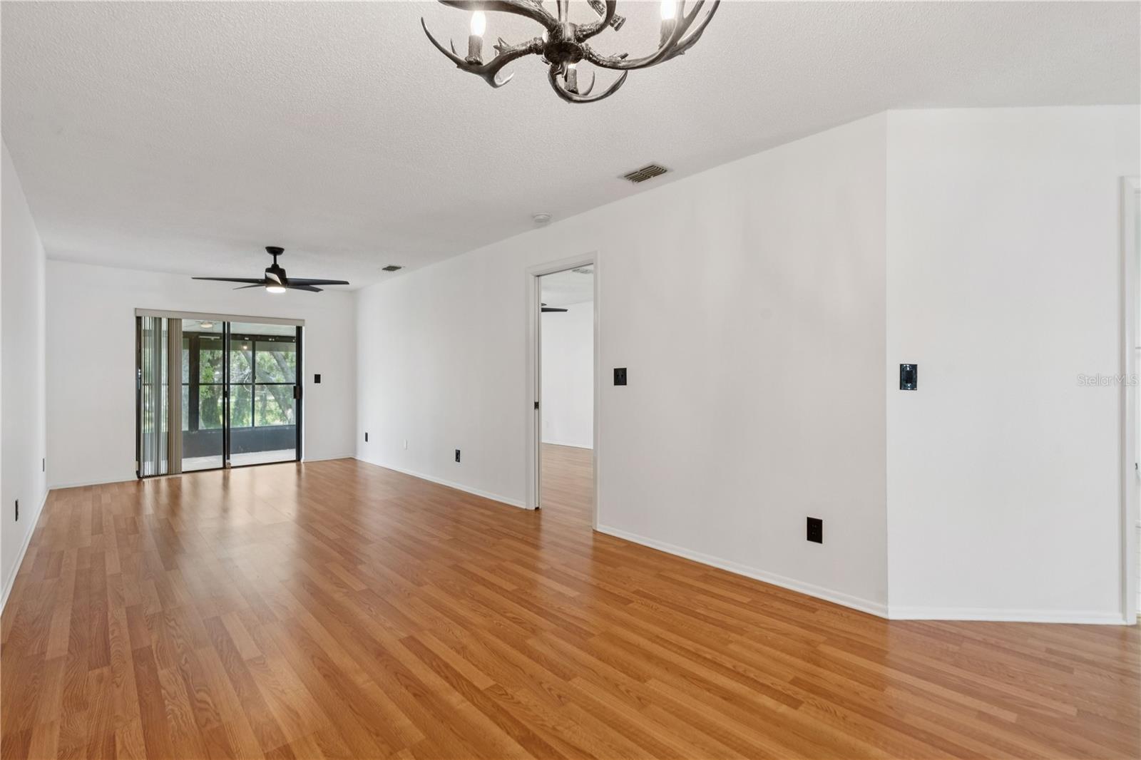 Listing photo id 3 for 11725 Spring Tree Lane