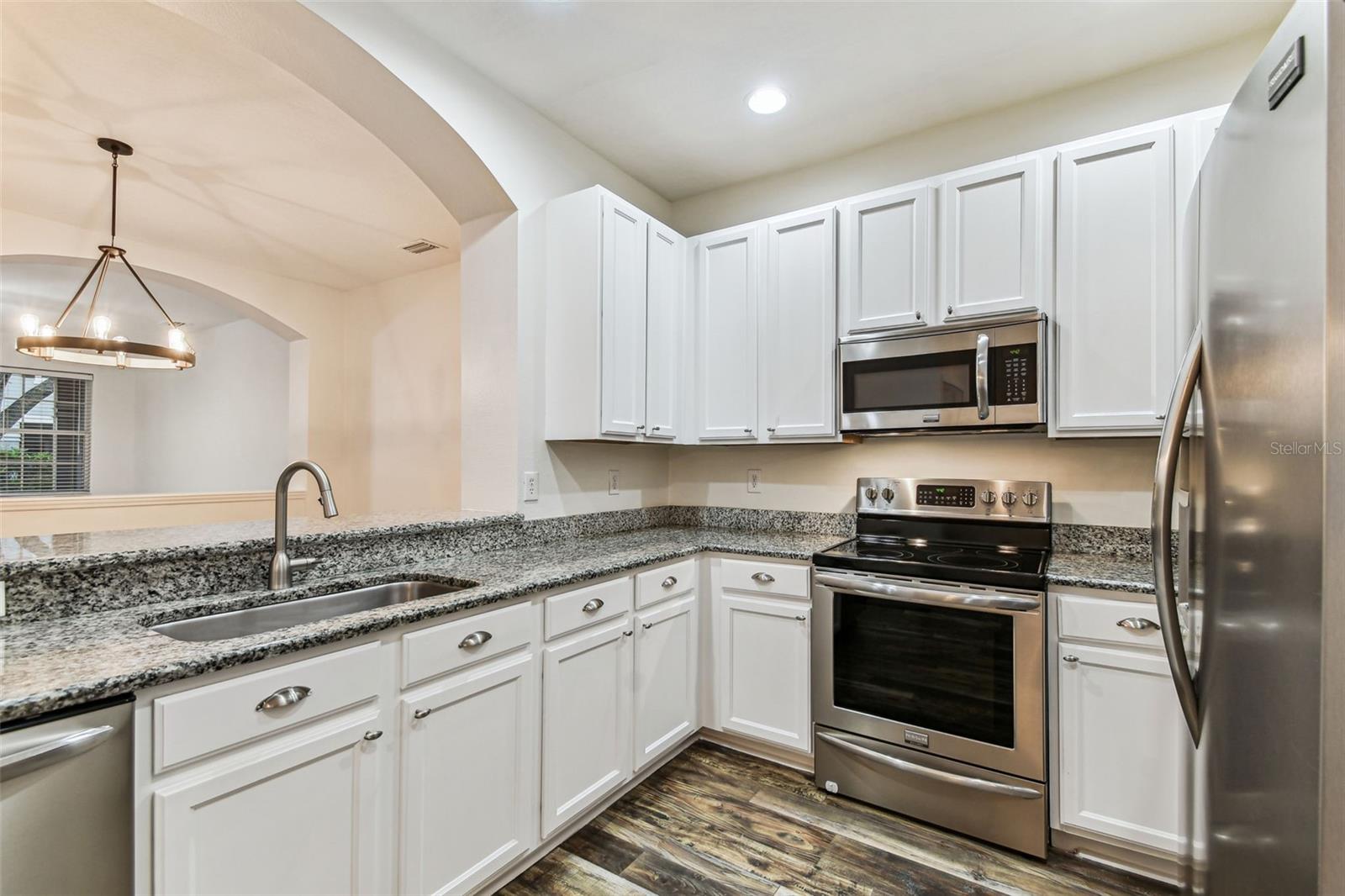 Listing photo id 11 for 9420 Georgian Park Lane 106
