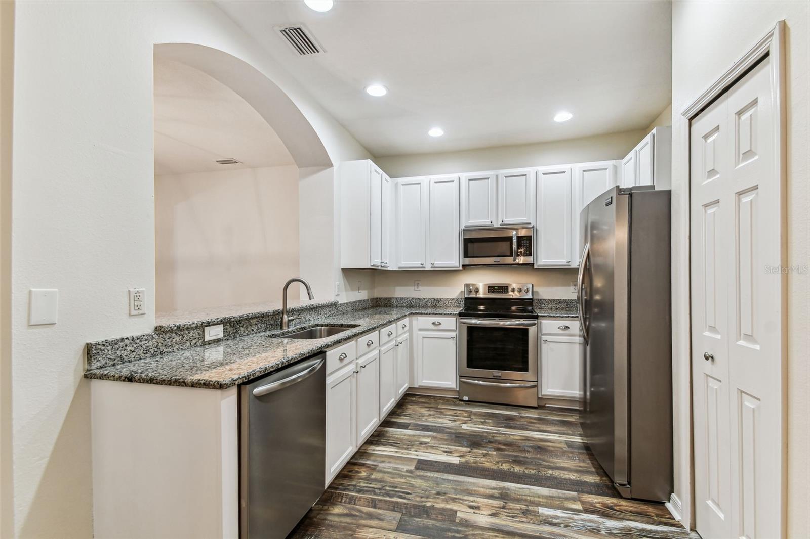 Listing photo id 12 for 9420 Georgian Park Lane 106