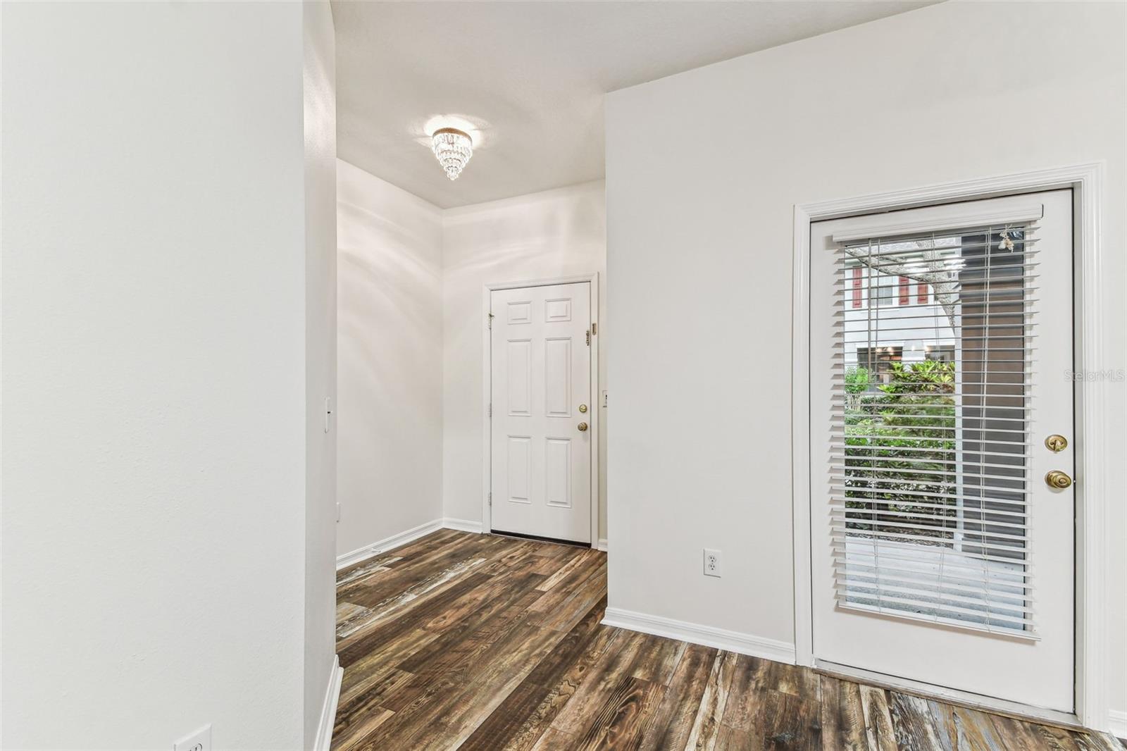 Listing photo id 3 for 9420 Georgian Park Lane 106