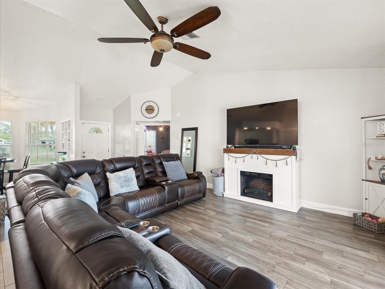 Listing photo id 8 for 14185 Barlington Street