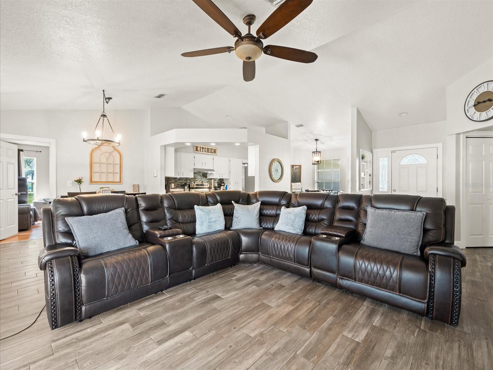 Listing photo id 9 for 14185 Barlington Street