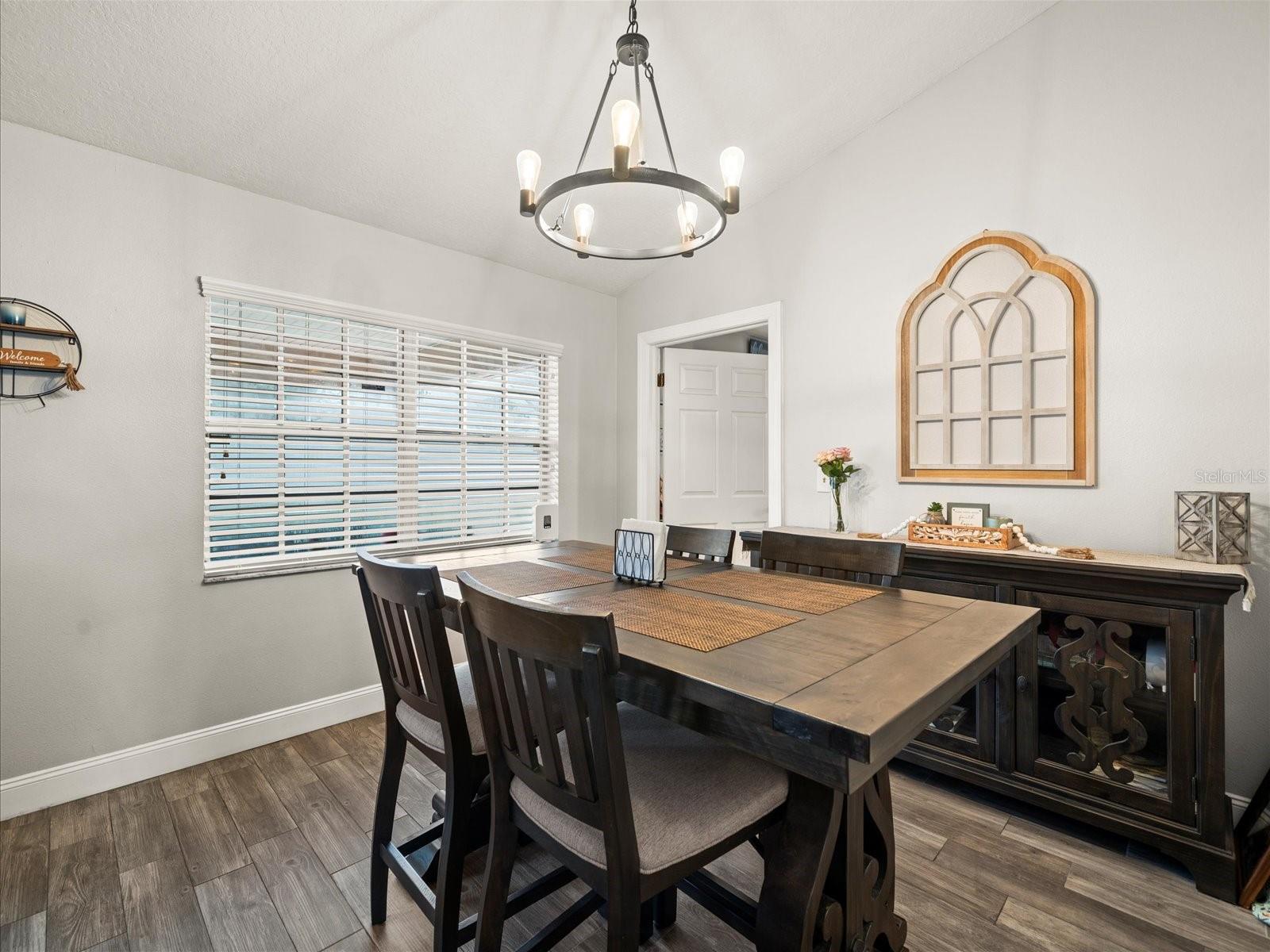 Listing photo id 11 for 14185 Barlington Street