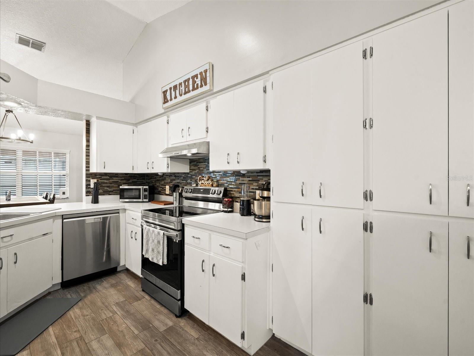 Listing photo id 14 for 14185 Barlington Street