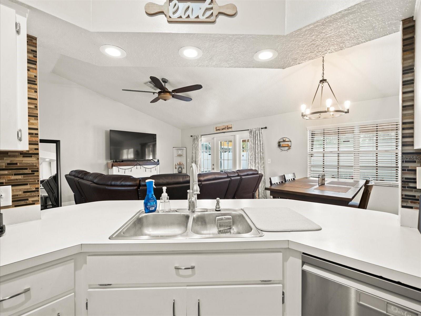 Listing photo id 19 for 14185 Barlington Street