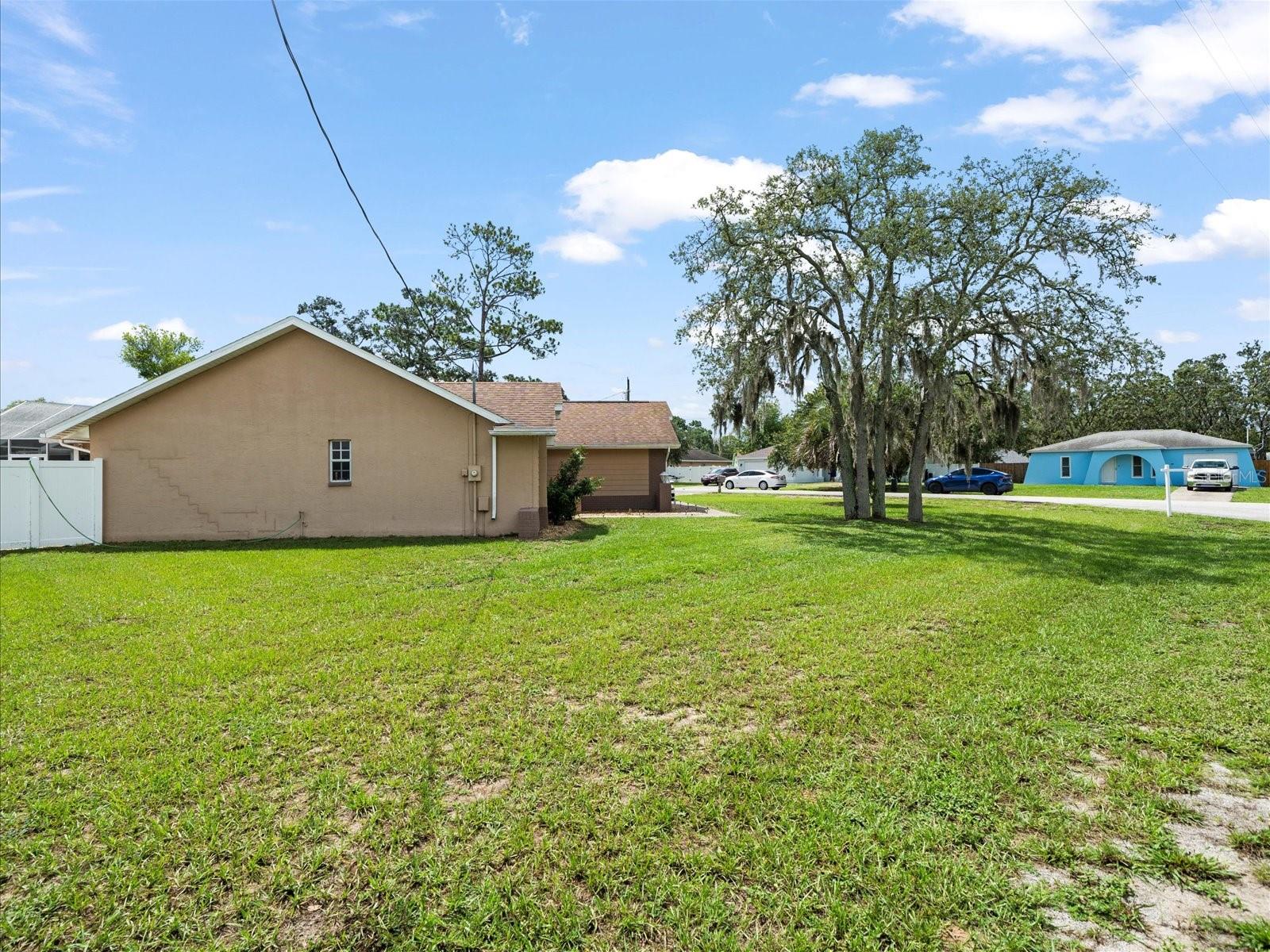 Listing photo id 37 for 14185 Barlington Street