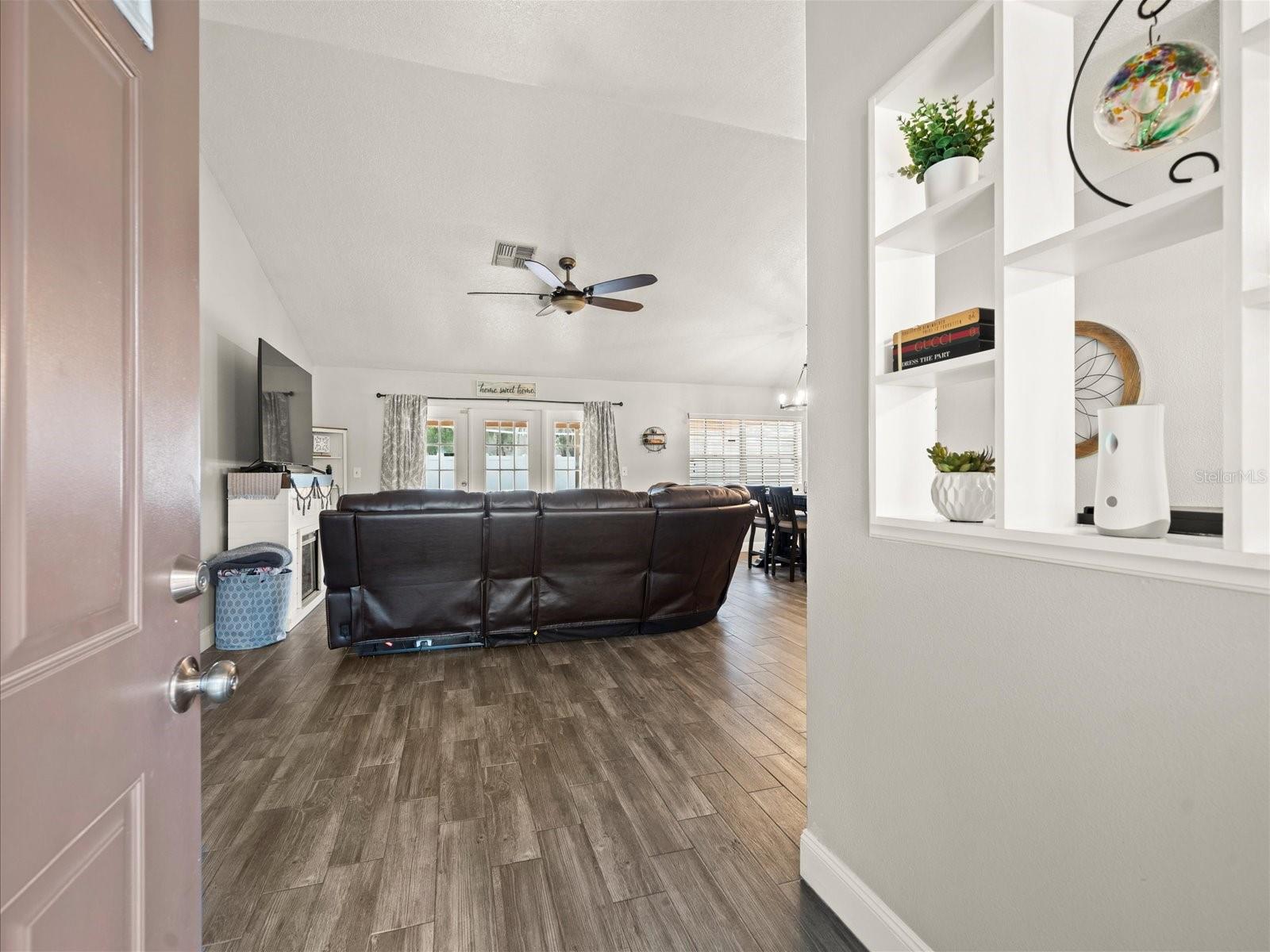 Listing photo id 5 for 14185 Barlington Street