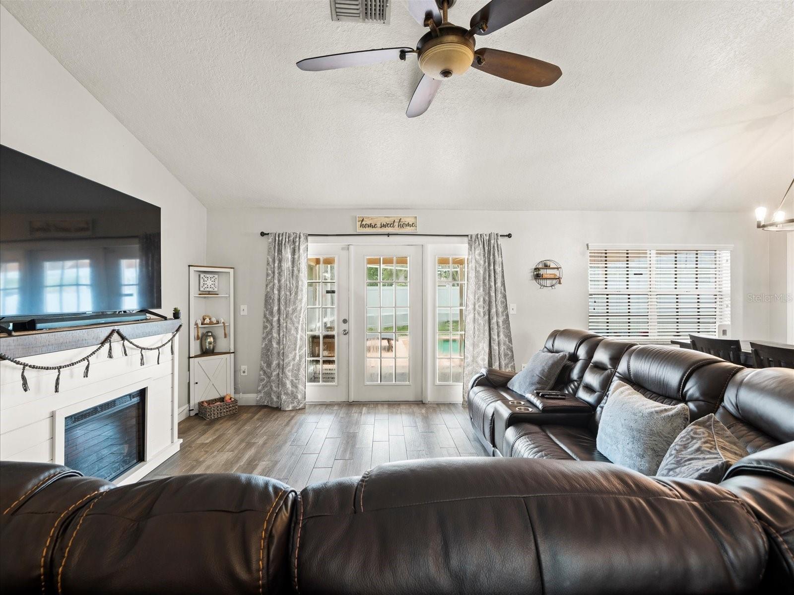 Listing photo id 6 for 14185 Barlington Street