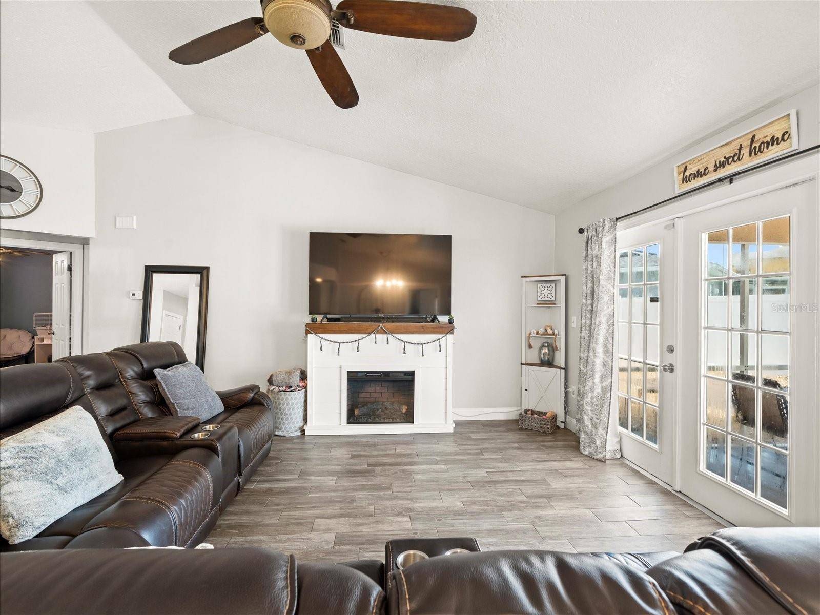 Listing photo id 7 for 14185 Barlington Street