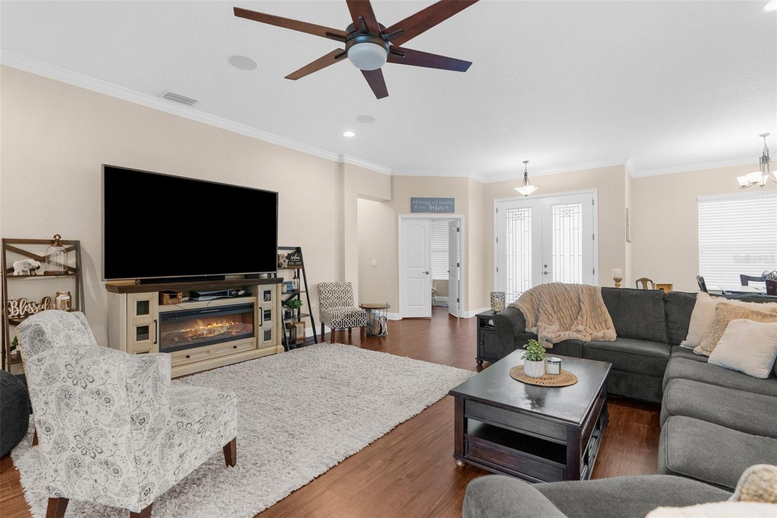Image 3 of 54 For 2111 Maximilian Avenue
